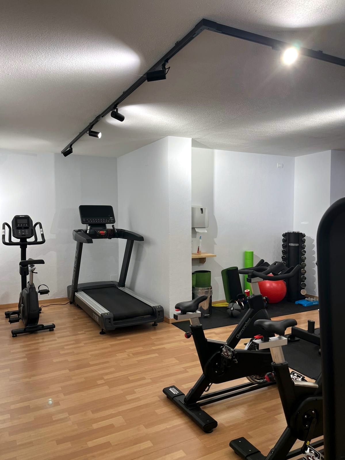 Palestra del residence con tapis roulant, cyclette e bici da spinning