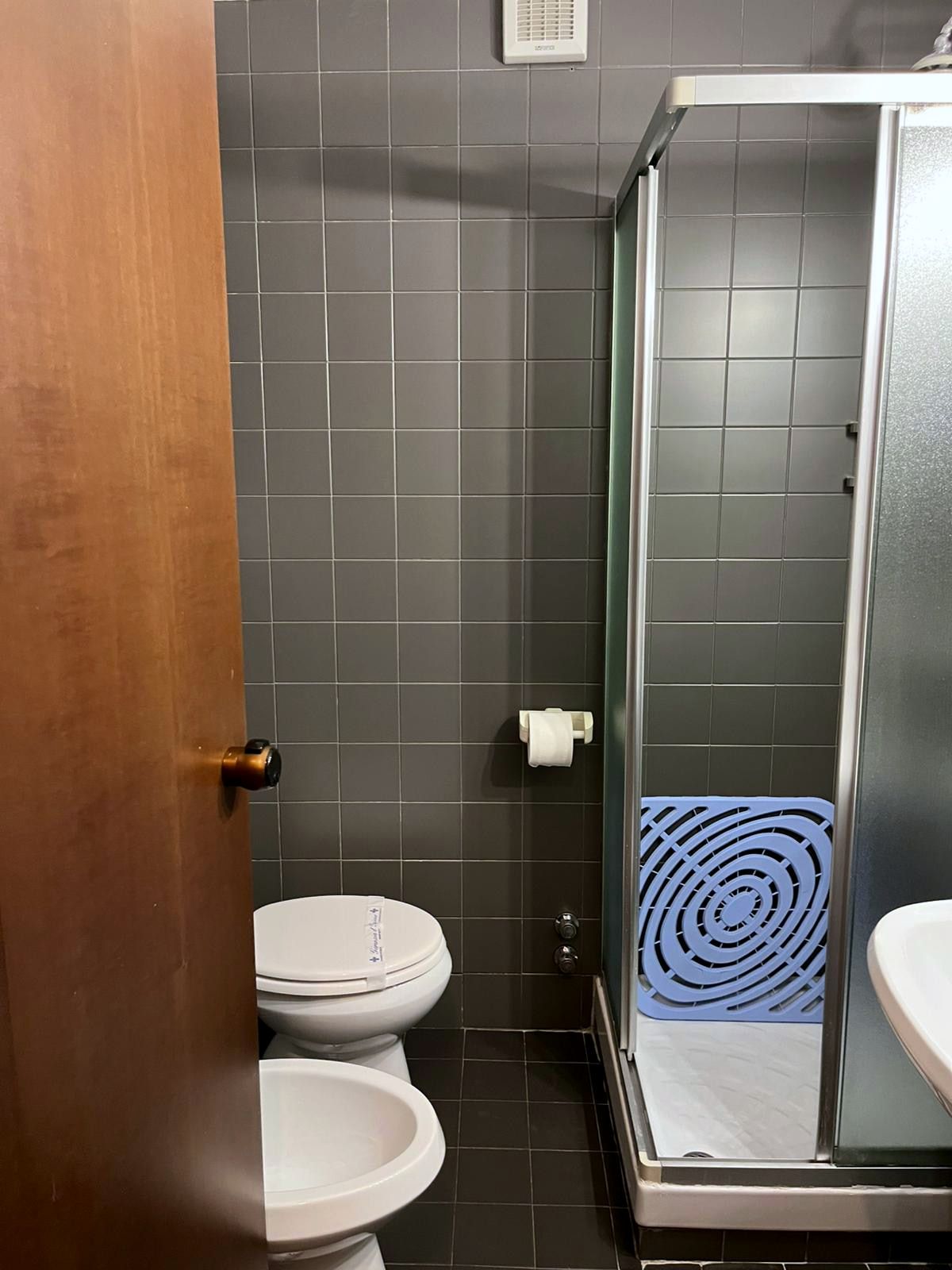 Bagno con wc, bidet e doccia