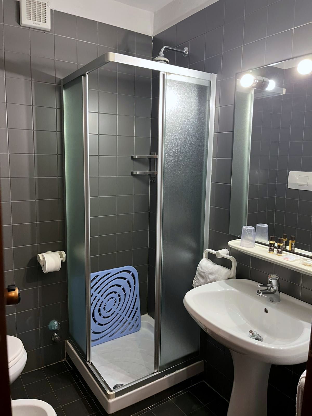 Bagno con doccia e lavabo